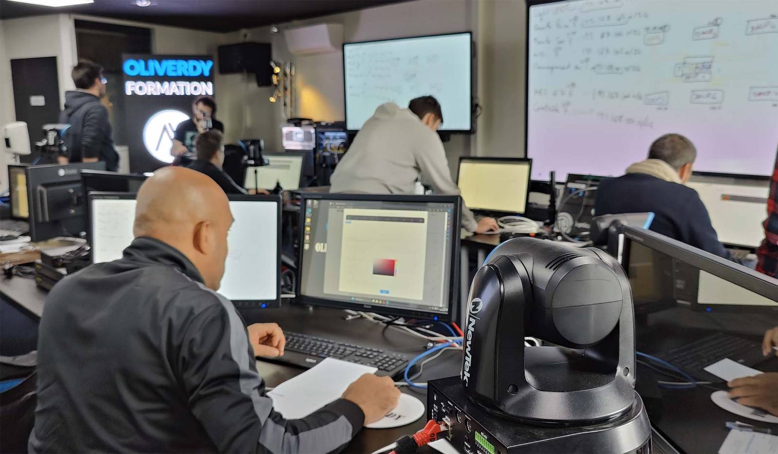 Techniciens en formation NDI et Dante sur réseaux IP