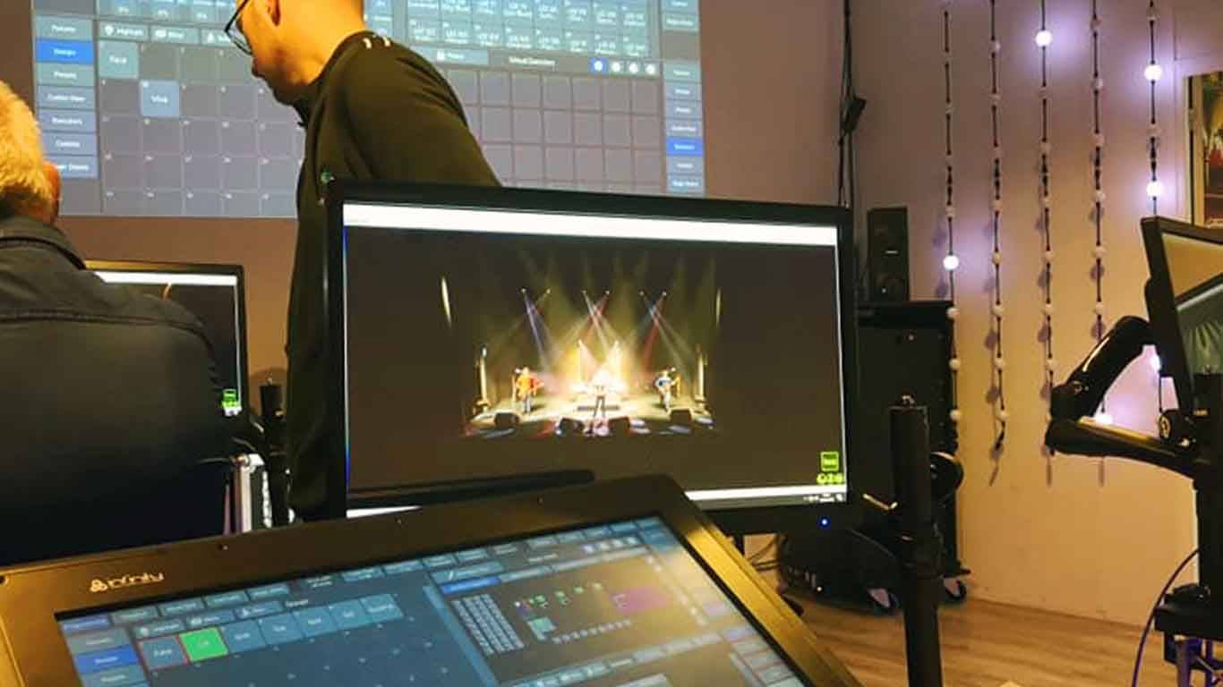 Maîtriser la console d'éclairage Infinity Chimp 300