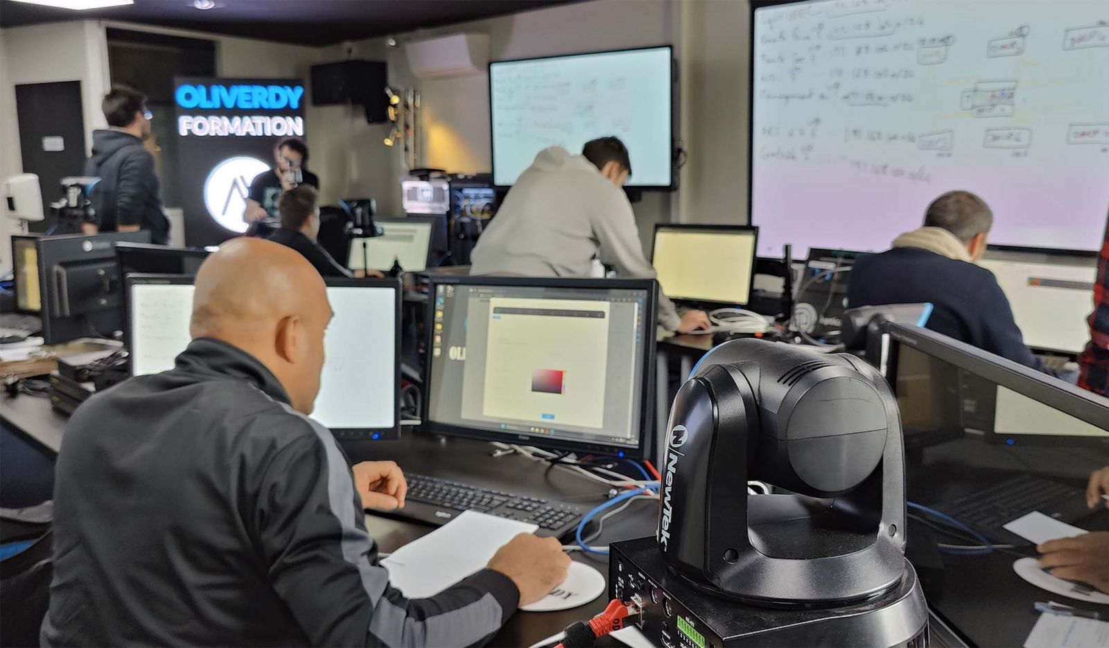 Techniciens en formation NDI et Dante sur réseaux IP