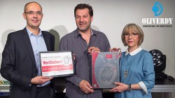 Jean-Michel Plantard (à gauche) remet solennellement à Olivier Dufresne et son épouse Isabelle la précieuse certification VeriSelect Formation Professionnelle. Jean-Michel Plantard (à gauche) remet solennellement à Olivier Dufresne et son épouse Isabelle la précieuse certification VeriSelect Formation Professionnelle.