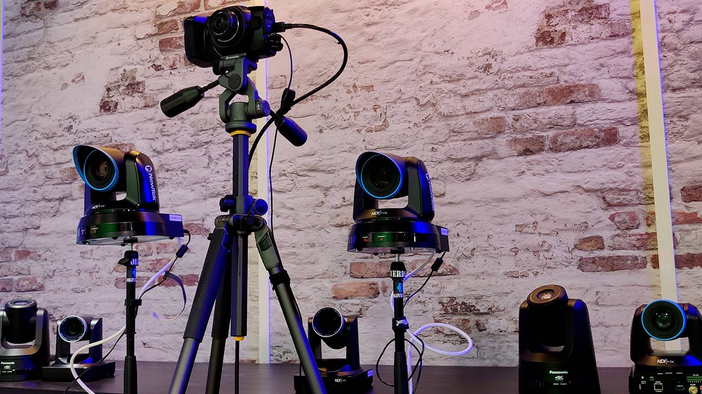 NewTek caméra PTZ 2 et Panavision AW-UE100