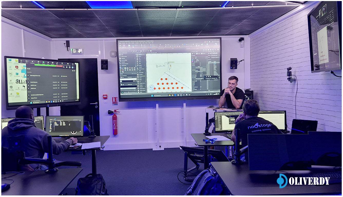 Salle de formation Vectorworks Spotlight immersive avec infrastructure audiovisuelle professionnelle